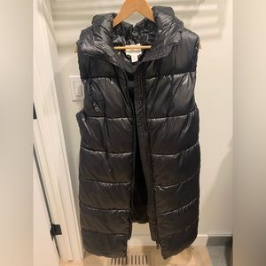 H&M long black puffer vest in small